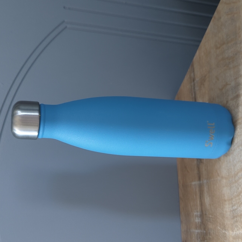 Swell 17oz 500ml blue water bottle